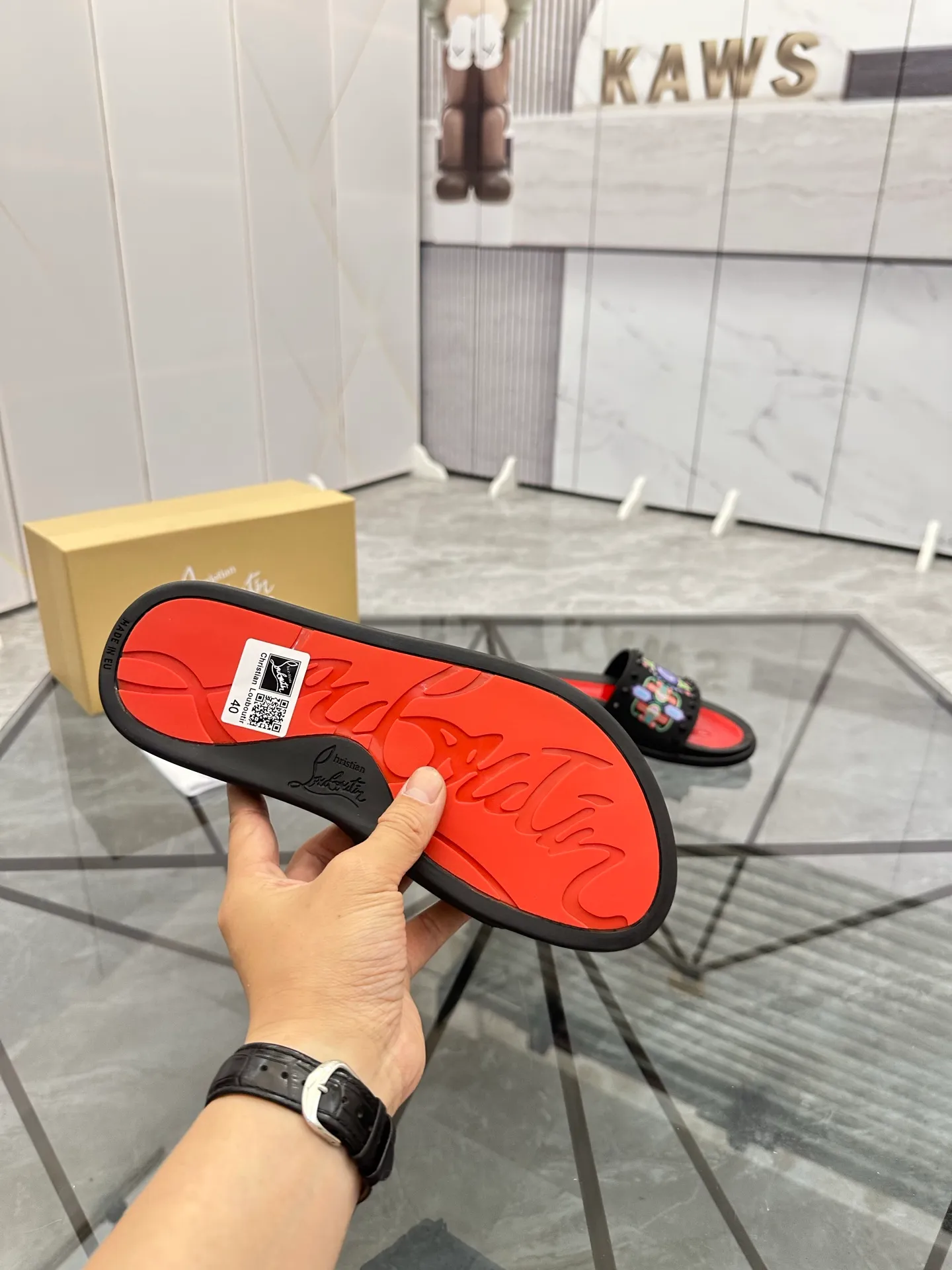 Men's shoes: 💰P340¥ Product trademark: CL red-soled shoes* "CL*" slippers Regular size: 38-44 (men's 45.46 can be customized) Product materials: imported cowhide upper, professional 5D craftsmanship, high-end rivets, sheepskin lining, original outsole. Number: 789
